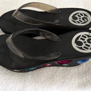BCBGeneration Black w/ Rainbow Jewels Sandal Wedges 7M PRE-OWNED